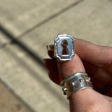 Keyhole ring