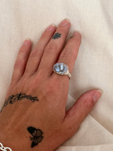 Load image into Gallery viewer, Nacre Ring 015
